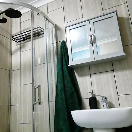 Spacious 4 Bed Maisonette Close To Salford Quays And With Smart Tvs And Netflix Perfect For Families And Contractors *