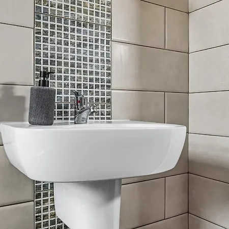 Moxley Residence-2-bed For Business & Leisure Lejlighed