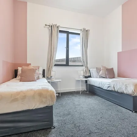 Modern 2br Apartment, Sleeps 5 Guests, Free Wi-fi, Free Parking * Manchester