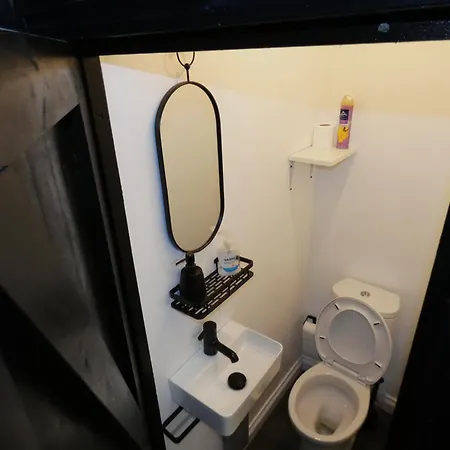 Spacious 4 Bed Maisonette Close To Salford Quays And With Smart Tvs And Netflix Perfect For Families And Contractors 曼彻斯特