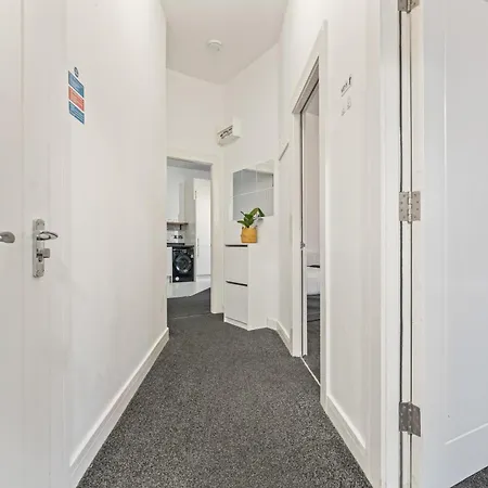 Modern 2br Apartment, Sleeps 5 Guests, Free Wi-fi, Free Parking *