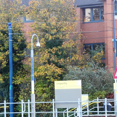 Spacious 4 Bed Maisonette Close To Salford Quays And With Smart Tvs And Netflix Perfect For Families And Contractors 曼彻斯特