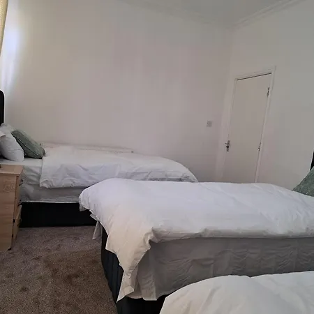 בית הארחה Stretford *