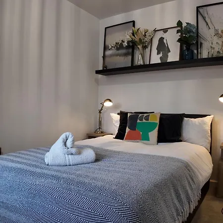 Stylish In Vibrant Salford, Manchester!