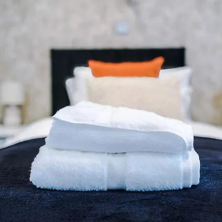 3 Bed House - Free Parking - Free Wifi Ferienhaus *