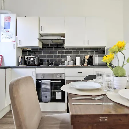 Athol House, Near Old Trafford, Free Parking *