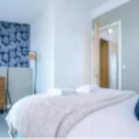 Stylish House In With Pool Table מנצ'סטר