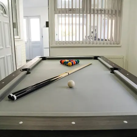 Modern 4-bed Retreat In Prestwich, Perfect For Weekend Getaways מנצ'סטר