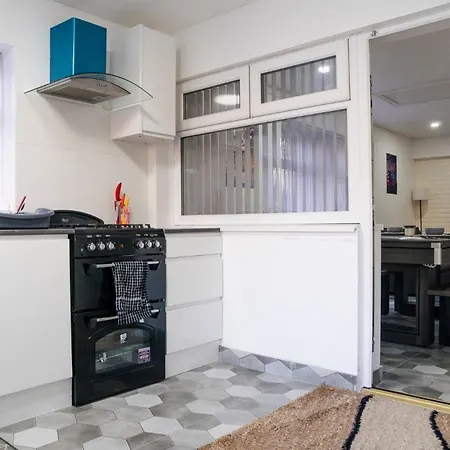 Modern 4-bed Retreat In Prestwich, Perfect For Weekend Getaways מנצ'סטר