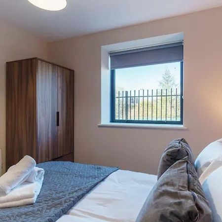 Spacious Salford Quays Apartment, Prime Location דירה