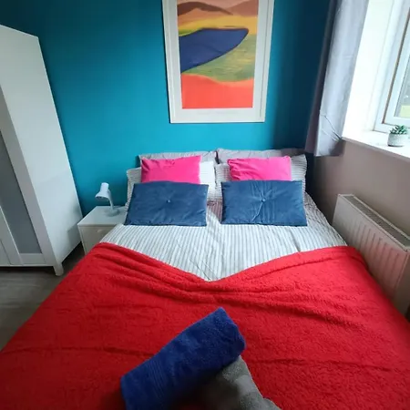 #85 Stylish Salford Free Parking Sleeps 6 شقة