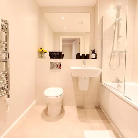 Apartment Modern 2 Bed, 2 Bath With Ensuite By Avalora Short Lets & Serviced Salford, Near Tram Manchester, Train Station, Parking