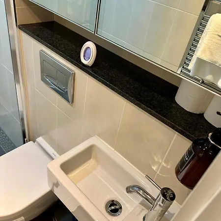 Riverview - Balcony - 4 Guests - Near Old Trafford Apartment *