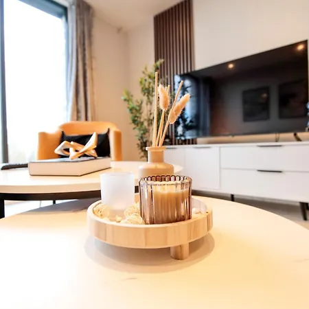 Modern 2 Bed, 2 Bath With Ensuite By Avalora Short Lets & Serviced Salford, Near Tram Manchester, Train Station, Parking Apartment