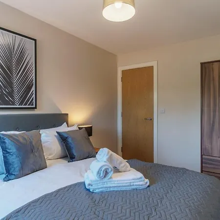 Spacious Salford Quays Apartment, Prime Location דירה