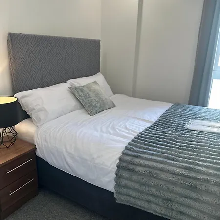 Riverview - Balcony - 4 Guests - Near Old Trafford Manchester