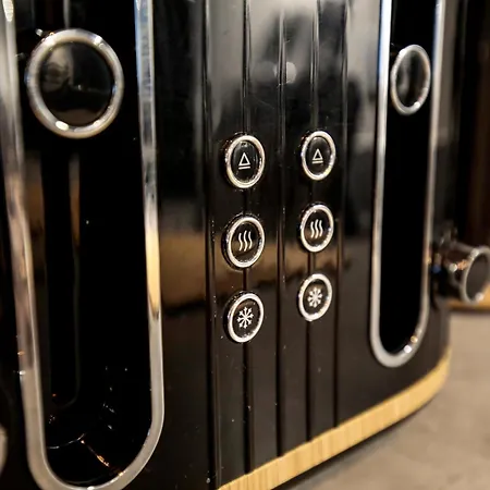 Modern 2 Bed, 2 Bath With Ensuite By Avalora Short Lets & Serviced Salford, Near Tram Manchester, Train Station, Parking Manchester