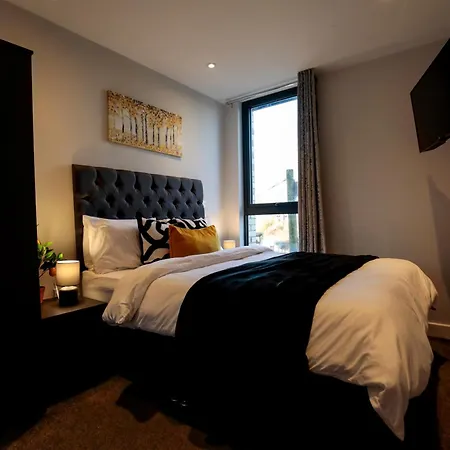 Modern 2 Bed, 2 Bath With Ensuite By Avalora Short Lets & Serviced Salford, Near Tram Manchester, Train Station, Parking Apartment