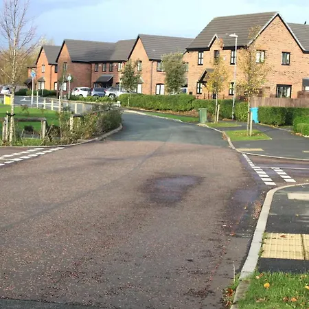 Cosy - 15 Mins Drive To Daire Manchester