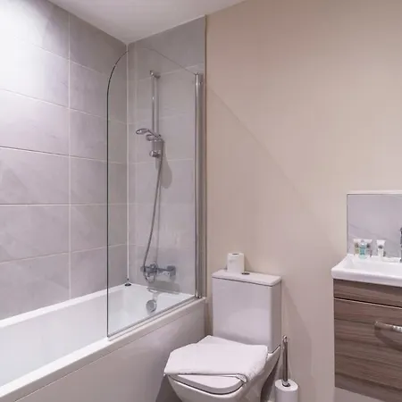 Spacious Salford Quays Apartment, Prime Location מנצ'סטר