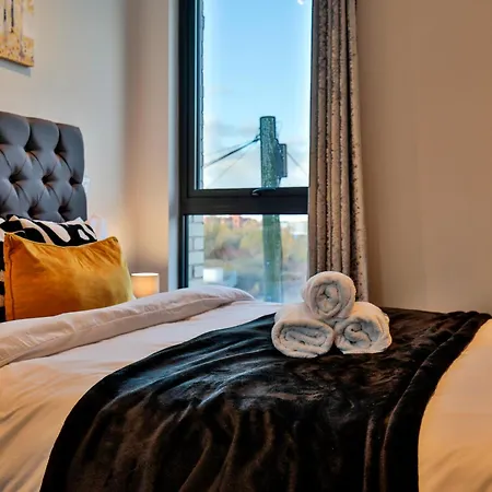 Modern 2 Bed, 2 Bath With Ensuite By Avalora Short Lets & Serviced Salford, Near Tram Manchester, Train Station, Parking