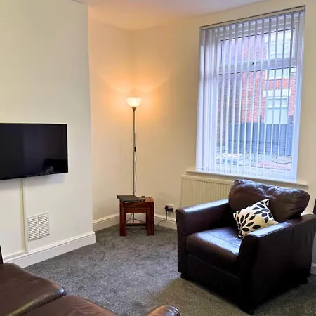 Newly Refurbished 2-bedroom House In Ideal For Contractors With Free Parking & Wifi Дом отдыха