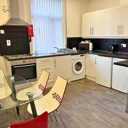 Дом отдыха Newly Refurbished 2-bedroom House In Ideal For Contractors With Free Parking & Wifi Манчестер