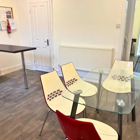 Newly Refurbished 2-bedroom House In Ideal For Contractors With Free Parking & Wifi Манчестер