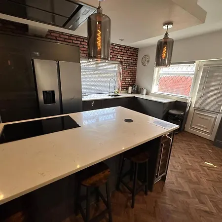 5br Jacuzzi, Garden & Parking מנצ'סטר