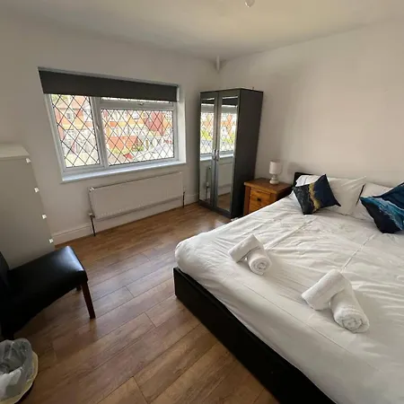 5br Jacuzzi, Garden & Parking Nyaraló Manchester