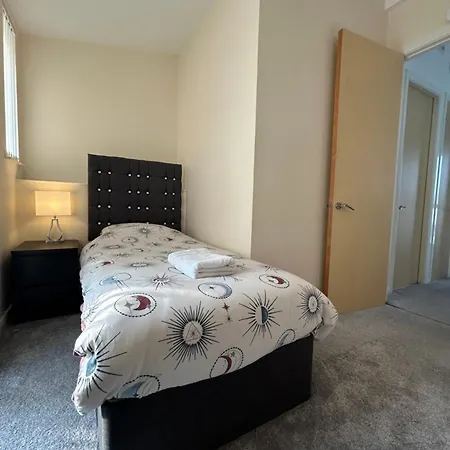 Comfortable 3-storey House With Free Car Parking Hébergement de vacances Manchester
