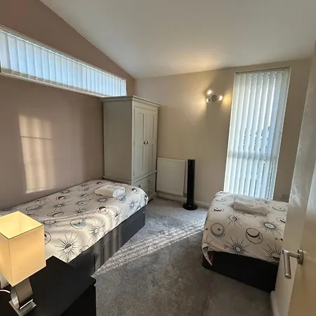 Comfortable 3-storey House With Free Car Parking Hébergement de vacances *