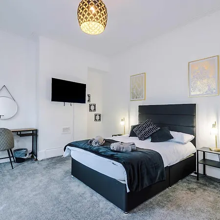 Дом отдыха Large 4 Bed House Sleeps 8 By Host A