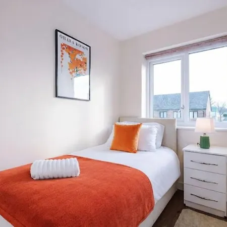 別荘 Spacious 3-bed With Free Parking And Near Centre *