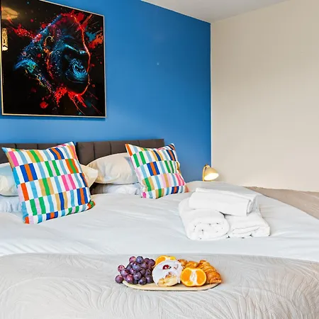 Forest View- Oasis Mural -didsbury Zen Sleeps 10 בית נופש