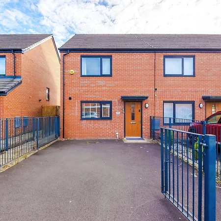 Spacious 3-bed With Free Parking And Near Centre 別荘