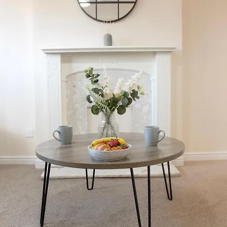 בית נופש Hub - 2br With Free Parking, Near Airport & Attractions