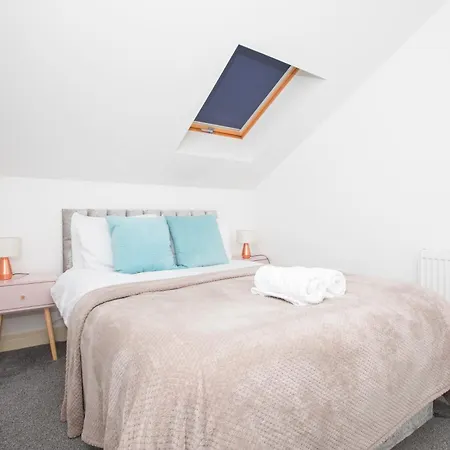 Spacious 4br In With Parking & Wi-fi