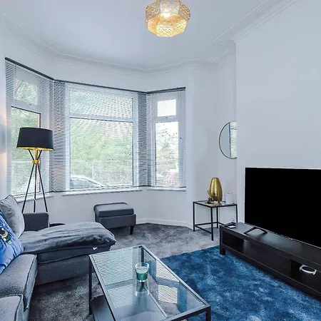 Large 4 Bed House Sleeps 8 By Host A Дом отдыха Манчестер