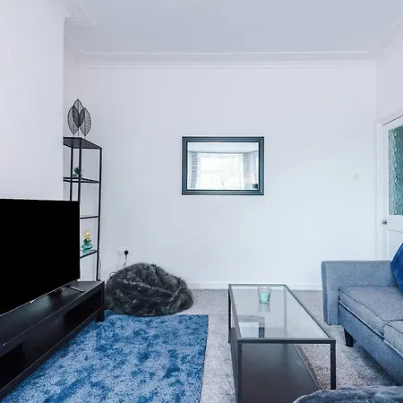 Large 4 Bed House Sleeps 8 By Host A * Манчестер