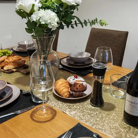 בית נופש Forest View- Oasis Mural -didsbury Zen Sleeps 10 מנצ'סטר
