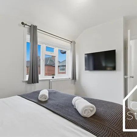 Spacious 3 Bed With Pac-man, Darts And 2 Parking Spaces Semesterbostad Manchester