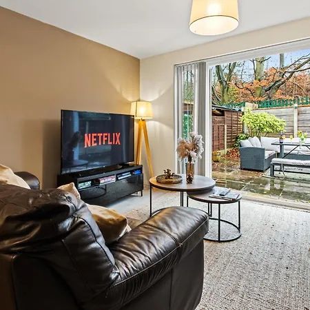 Forest View- Oasis Mural -didsbury Zen Sleeps 10 מנצ'סטר