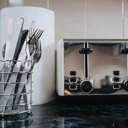 Comfy 3br - Pool Table - Games - Sleeps 8 Nyaraló