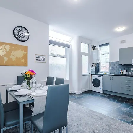 Large 4 Bed House Sleeps 8 By Host A Дом отдыха *