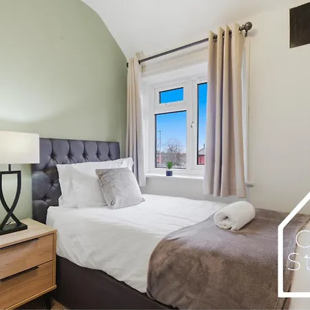 Semesterbostad Spacious 3 Bed With Pac-man, Darts And 2 Parking Spaces