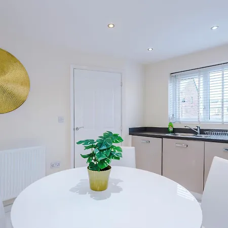 別荘 Spacious 3-bed With Free Parking And Near Centre *