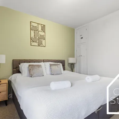 Spacious 3 Bed With Pac-man, Darts And 2 Parking Spaces