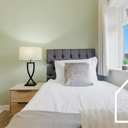 Spacious 3 Bed With Pac-man, Darts And 2 Parking Spaces