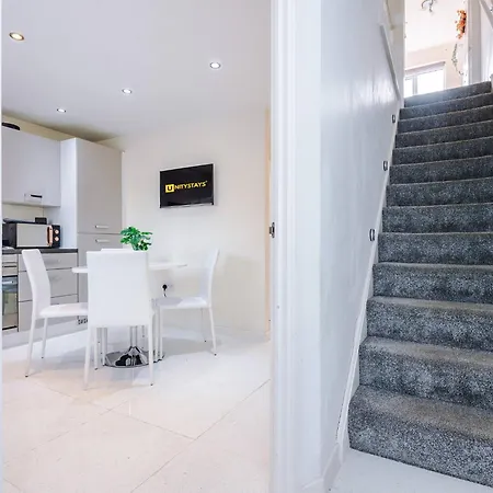 Spacious 3-bed With Free Parking And Near Centre *